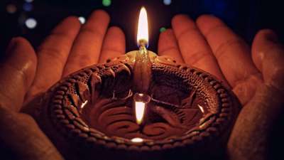 छोटी दिवाली या नरक चुतर्दशी के दिन यमराज की पूजा करने का विधान भी है। इस दिन यम का दीपक भी जलाया जाता है। धार्मिक मान्यताओं के अनुसार, छोटी दिवाली के दिन यमराज का दीपक जलाने से अकाल मृत्यु का भय खत्म होता है और घर में सुख-शांति भी आती है। आइए ऐसे में जान लेते हैं छोटी दिवाली के दिन यम का दीपक जलाने के नियम। छोटी दिवाली या नरक चुतर्दशी के दिन यमराज की पूजा करने का विधान भी है। इस दिन यम का दीपक भी जलाया जाता है। धार्मिक मान्यताओं के अनुसार, छोटी दिवाली के दिन यमराज का दीपक जलाने से अकाल मृत्यु का भय खत्म होता है और घर में सुख-शांति भी आती है। आइए ऐसे में जान लेते हैं छोटी दिवाली के दिन यम का दीपक जलाने के नियम।