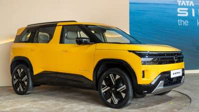 Tata Sierra: भारत की ऑटोमोबाइल दुनिया में एक आइकॉनिक SUV टाटा सिएरा की वापसी होने जा रही है। 90 के दशक में अपनी यूनिक डिजाइन और दमदार सड़क पकड़ के लिए मशहूर रही यह SUV अब एकदम नए रूप में भारतीय सड़कों पर लौटने को तैयार है। टाटा मोटर्स ने 25 नवंबर को लॉन्च से पहले इस SUV से पर्दा उठाया और देखते ही देखते यह इंटरनेट पर ऑटो प्रेमियों की फेवरेट बन गई। नई जेनरेशन सिएरा अपने क्लासिक DNA को बरकरार रखते हुए मॉडर्न टेक्नोलॉजी और प्रीमियम फीचर्स के साथ पूरी तरह नई कहानी लिखने आ रही है। आइए जानें 5 खास खूबियां, जो टाटा सिएरा को 2025 की सबसे चर्चित SUV बनाती हैं। Tata Sierra: भारत की ऑटोमोबाइल दुनिया में एक आइकॉनिक SUV टाटा सिएरा की वापसी होने जा रही है। 90 के दशक में अपनी यूनिक डिजाइन और दमदार सड़क पकड़ के लिए मशहूर रही यह SUV अब एकदम नए रूप में भारतीय सड़कों पर लौटने को तैयार है। टाटा मोटर्स ने 25 नवंबर को लॉन्च से पहले इस SUV से पर्दा उठाया और देखते ही देखते यह इंटरनेट पर ऑटो प्रेमियों की फेवरेट बन गई। नई जेनरेशन सिएरा अपने क्लासिक DNA को बरकरार रखते हुए मॉडर्न टेक्नोलॉजी और प्रीमियम फीचर्स के साथ पूरी तरह नई कहानी लिखने आ रही है। आइए जानें 5 खास खूबियां, जो टाटा सिएरा को 2025 की सबसे चर्चित SUV बनाती हैं।