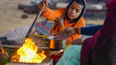 शकुन शास्त्र के अनुसार, सुबह उठते ही आपके कानों में मंदिर की घंटियों की ध्वनि, शंखनाद की आवाज पड़े, तो आपका पूरा दिन मंगलमय रहेगा। शंख और घंटियों की ध्वनि को नेगेटिविटी दूर करती है। अगर किसी काम पर निकलते समय कहीं हवन होता दिखाई दे, तो यह शुभ संकेत है। कहते हैं कि अग्नि-मंत्रों की शक्ति आपके कार्य को सफलता तक पहुंचाने में सहायता करती है।
शकुन शास्त्र के अनुसार, सुबह उठते ही आपके कानों में मंदिर की घंटियों की ध्वनि, शंखनाद की आवाज पड़े, तो आपका पूरा दिन मंगलमय रहेगा। शंख और घंटियों की ध्वनि को नेगेटिविटी दूर करती है। अगर किसी काम पर निकलते समय कहीं हवन होता दिखाई दे, तो यह शुभ संकेत है। कहते हैं कि अग्नि-मंत्रों की शक्ति आपके कार्य को सफलता तक पहुंचाने में सहायता करती है।