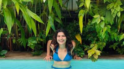 टीवी सीरियल &lsquo;तारक मेहता का उल्टा चश्मा&rsquo; की पुरानी सोनू भिड़े यानी निधि भानुशाली आज भी दर्शकों के बीच बेहद लोकप्रिय हैं। शो में उन्होंने चाइल्ड आर्टिस्ट के तौर पर अपनी मासूमियत और शानदार अभिनय से सबका दिल जीत लिया था। भले ही अब वह इस सीरियल का हिस्सा नहीं हैं, लेकिन &lsquo;सोनू&rsquo; का किरदार आज भी उनकी पहचान का अहम हिस्सा बना हुआ है। लोग उन्हें देखकर आज भी &lsquo;सोनू भिड़े&rsquo; कहकर पुकारते हैं।