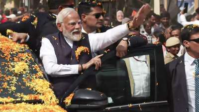 प्रधानमंत्री नरेंद्र मोदी ने कर्नाटक के उडुपी में विशाल रोडशो किया। रोडशो के दौरान पीएम मोदी ने अपनी कार के रनिंग बोर्ड पर खड़े होकर रास्ते में मौजूद लोगों की तरफ हाथ हिलाकर उनका अभिवादन किया। इस दौरान, वहां मौजूद लोगों ने पीएम मोदी के काफिले पर फूलों की बारिश की। फिर प्रधानमंत्री मोदी ने सड़क के दोनों तरफ खड़े लोगों का धन्यवाद किया। प्रधानमंत्री नरेंद्र मोदी ने कर्नाटक के उडुपी में विशाल रोडशो किया। रोडशो के दौरान पीएम मोदी ने अपनी कार के रनिंग बोर्ड पर खड़े होकर रास्ते में मौजूद लोगों की तरफ हाथ हिलाकर उनका अभिवादन किया। इस दौरान, वहां मौजूद लोगों ने पीएम मोदी के काफिले पर फूलों की बारिश की। फिर प्रधानमंत्री मोदी ने सड़क के दोनों तरफ खड़े लोगों का धन्यवाद किया।