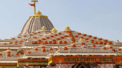 प्रधानमंत्री नरेन्‍द्र मोदी ने मंगलवार को अयोध्या में श्रीराम जन्मभूमि मंदिर के शिखर पर वैदिक मंत्रोच्चार और “जय श्री राम” के नारों की गूंज के बीच केसरिया ध्वज फहराया। इस अनुष्ठान के साथ ही मंदिर का निर्माण औपचारिक रूप से पूरा हो गया। प्रधानमंत्री नरेन्‍द्र मोदी ने मंगलवार को अयोध्या में श्रीराम जन्मभूमि मंदिर के शिखर पर वैदिक मंत्रोच्चार और “जय श्री राम” के नारों की गूंज के बीच केसरिया ध्वज फहराया। इस अनुष्ठान के साथ ही मंदिर का निर्माण औपचारिक रूप से पूरा हो गया।