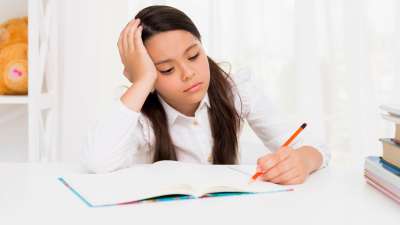 Study Room Vastu Tips: कई बच्चे कठिन परिश्रम करने के बावजूद पढ़ाई में अच्छा प्रदर्शन नहीं कर पाते। कई बार इसके पीछे ध्यान भटकना, मन का न लगना या बार-बार भूल जाना वजह हो सकता है। ज्योतिष और वास्तु के अनुसार, स्टडी रूम की गलत दिशा, गलत सेटअप और बुध ग्रह की कमजोरी भी इसका कारण बनती है। ऐसे में कुछ सरल वास्तु और पूजा उपाय बच्चे का फोकस बढ़ाकर पढ़ाई में सफलता दिला सकते हैं।
Study Room Vastu Tips: कई बच्चे कठिन परिश्रम करने के बावजूद पढ़ाई में अच्छा प्रदर्शन नहीं कर पाते। कई बार इसके पीछे ध्यान भटकना, मन का न लगना या बार-बार भूल जाना वजह हो सकता है। ज्योतिष और वास्तु के अनुसार, स्टडी रूम की गलत दिशा, गलत सेटअप और बुध ग्रह की कमजोरी भी इसका कारण बनती है। ऐसे में कुछ सरल वास्तु और पूजा उपाय बच्चे का फोकस बढ़ाकर पढ़ाई में सफलता दिला सकते हैं।
