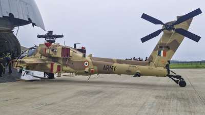 भारतीय सेना को तीन और AH-64E अपाचे अटैक हेलीकॉप्टर मिले हैं। तीन हेलीकॉप्टर की यह खेप मंगलवार को हिंडन एयरबेस पर पहुंची। यह भारतीय सेना की अटैकिंग एविएशन क्षमताओं को बढ़ाने की दिशा में अहम कदम है।
भारतीय सेना को तीन और AH-64E अपाचे अटैक हेलीकॉप्टर मिले हैं। तीन हेलीकॉप्टर की यह खेप मंगलवार को हिंडन एयरबेस पर पहुंची। यह भारतीय सेना की अटैकिंग एविएशन क्षमताओं को बढ़ाने की दिशा में अहम कदम है।