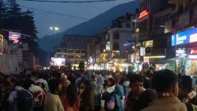 दिल्ली में बढ़ते वायु प्रदूषण के बीच इन दिनों सांस लेना मुश्किल हो रहा है। यहां हर सांस के साथ टेंशन बढ़ रही है। जैसे-जैसे दिल्ली का AQI खतरनाक लेवल पर पहुंच रहा है, वैसे-वैसे लोग राहत की खोज में शहर छोड़कर पहाड़ों की तरफ रुख कर रहे हैं। स्मॉग, घुटन और जलन से परेशान दिल्ली वाले अब राहत की सांस लेने हिमाचल प्रदेश के हिल स्टेशनों और खासतौर से मनाली जा रहे हैं। दिल्ली में बढ़ते वायु प्रदूषण के बीच इन दिनों सांस लेना मुश्किल हो रहा है। यहां हर सांस के साथ टेंशन बढ़ रही है। जैसे-जैसे दिल्ली का AQI खतरनाक लेवल पर पहुंच रहा है, वैसे-वैसे लोग राहत की खोज में शहर छोड़कर पहाड़ों की तरफ रुख कर रहे हैं। स्मॉग, घुटन और जलन से परेशान दिल्ली वाले अब राहत की सांस लेने हिमाचल प्रदेश के हिल स्टेशनों और खासतौर से मनाली जा रहे हैं।