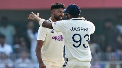 भारत के लिए साल 2025 टेस्ट क्रिकेट के लिहाज से उतना अच्छा नहीं रहा। शुभमन गिल की कप्तानी में टीम इंडिया ने इंग्लैंड में पांच मैचों की सीरीज को 2-2 की बराबरी पर खत्म किया। लेकिन साल के अंत में उन्हें साउथ अफ्रीका के खिलाफ घर पर उन्हें हार का सामना करना पड़ा। इस बीच हम आपको बताएंगे कि साल 2025 में टेस्ट क्रिकेट में भारत के किस गेंदबाज ने सबसे ज्यादा विकेट लिए। भारत के लिए साल 2025 टेस्ट क्रिकेट के लिहाज से उतना अच्छा नहीं रहा। शुभमन गिल की कप्तानी में टीम इंडिया ने इंग्लैंड में पांच मैचों की सीरीज को 2-2 की बराबरी पर खत्म किया। लेकिन साल के अंत में उन्हें साउथ अफ्रीका के खिलाफ घर पर उन्हें हार का सामना करना पड़ा। इस बीच हम आपको बताएंगे कि साल 2025 में टेस्ट क्रिकेट में भारत के किस गेंदबाज ने सबसे ज्यादा विकेट लिए।