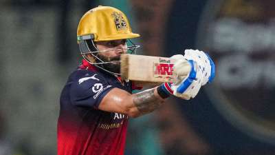 इंडियन प्रीमियर लीग (IPL) में सबसे ज्यादा शतक लगाने का रिकॉर्ड रॉयल चैलेंजर्स बेंगलुरु के दिग्गज बल्लेबाज विराट कोहली के नाम है। उन्होंने इस टूर्नामेंट में अब तक 267 मैचों में 8 शतक लगाए हैं। इस दौरान उन्होंने 259 पारियों में 39.54 के औसत से 8661 रन बनाए हैं। इस टूर्नामेंट में वह 63 अर्धशतक भी लगा चुके हैं। इस दौरान उनका हाईएस्ट स्कोर नाबाद 113 रन है। इंडियन प्रीमियर लीग (IPL) में सबसे ज्यादा शतक लगाने का रिकॉर्ड रॉयल चैलेंजर्स बेंगलुरु के दिग्गज बल्लेबाज विराट कोहली के नाम है। उन्होंने इस टूर्नामेंट में अब तक 267 मैचों में 8 शतक लगाए हैं। इस दौरान उन्होंने 259 पारियों में 39.54 के औसत से 8661 रन बनाए हैं। इस टूर्नामेंट में वह 63 अर्धशतक भी लगा चुके हैं। इस दौरान उनका हाईएस्ट स्कोर नाबाद 113 रन है।