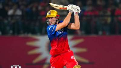 IPL इतिहास के पांच सबसे महंगे विदेशी खिलाड़ियों की बात करें तो कैमरून ग्रीन इस मामले में नया इतिहास रच दिया है। मिचेल स्टार्क को पीछे छोड़ते हुए अब वह इस लीग के सबसे महंगे खिलाड़ी बन गए हैं। आईपीएल 2026 के लिए हुए ऑक्शन में कोलकाता नाइट राइडर्स ने उन्हें 25.20 करोड़ में खरीदा। इसके साथ ही वह आईपीएल इतिहास के सबसे महंगे विदेशी खिलाड़ी बन गए हैं। ग्रीन इस लीग में मुंबई इंडियंस और रॉयल चैलेंजर्स बेंगलुरु के लिए खेल चुके हैं। IPL इतिहास के पांच सबसे महंगे विदेशी खिलाड़ियों की बात करें तो कैमरून ग्रीन इस मामले में नया इतिहास रच दिया है। मिचेल स्टार्क को पीछे छोड़ते हुए अब वह इस लीग के सबसे महंगे खिलाड़ी बन गए हैं। आईपीएल 2026 के लिए हुए ऑक्शन में कोलकाता नाइट राइडर्स ने उन्हें 25.20 करोड़ में खरीदा। इसके साथ ही वह आईपीएल इतिहास के सबसे महंगे विदेशी खिलाड़ी बन गए हैं। ग्रीन इस लीग में मुंबई इंडियंस और रॉयल चैलेंजर्स बेंगलुरु के लिए खेल चुके हैं।