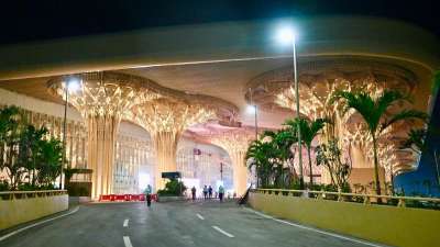 पूर्वोत्तर भारत के एंट्री गेट गुवाहाटी को नई पहचान मिलने जा रही है। मॉडर्न इन्फ्रास्ट्रक्चर की दिशा में बड़ा कदम उठाते हुए लोकप्रिय गोपीनाथ बोरदोलोई अंतरराष्ट्रीय हवाई अड्डे का नया टर्मिनल बनकर तैयार है, जो ना केवल असम बल्कि पूरे पूर्वोत्तर की कनेक्टिविटी, बिजनेस और टूरिज्म को नई रफ्तार देगा। PM मोदी इसका उद्घाटन 20 दिसंबर की दोपहर को करेंगे। गुवाहाटी एयरपोर्ट इसके साथ ही डेवलपमेंट की नई ऊंचाइयों को छूने को तैयार है। पूर्वोत्तर भारत के एंट्री गेट गुवाहाटी को नई पहचान मिलने जा रही है। मॉडर्न इन्फ्रास्ट्रक्चर की दिशा में बड़ा कदम उठाते हुए लोकप्रिय गोपीनाथ बोरदोलोई अंतरराष्ट्रीय हवाई अड्डे का नया टर्मिनल बनकर तैयार है, जो ना केवल असम बल्कि पूरे पूर्वोत्तर की कनेक्टिविटी, बिजनेस और टूरिज्म को नई रफ्तार देगा। PM मोदी इसका उद्घाटन 20 दिसंबर की दोपहर को करेंगे। गुवाहाटी एयरपोर्ट इसके साथ ही डेवलपमेंट की नई ऊंचाइयों को छूने को तैयार है।