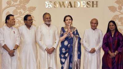 रिलायंस फाउंडेशन की संस्थापक-अध्यक्ष नीता अंबानी ने इरोस स्थित स्वदेश के प्रमुख स्टोर के उद्घाटन समारोह में कलाकारों और शिल्पकारों को सम्मानित किया। शुक्रवार की शाम को भारत के कलाकारों और राष्ट्रीय पुरस्कार विजेता शिल्पकारों की अद्भुत विरासत को समर्पित किया। इस समारोह में कई मशहूर हस्तियों ने शिरकत की जिससे कार्यक्रम में चार चांद लग गए। मीडिया को संबोधित करते हुए नीता अंबानी ने राष्ट्रीय पुरस्कार विजेता शिल्पकारों को सम्मानित किया और उन्हें भारत का गौरव और आज रात के सितारे कहा।
रिलायंस फाउंडेशन की संस्थापक-अध्यक्ष नीता अंबानी ने इरोस स्थित स्वदेश के प्रमुख स्टोर के उद्घाटन समारोह में कलाकारों और शिल्पकारों को सम्मानित किया। शुक्रवार की शाम को भारत के कलाकारों और राष्ट्रीय पुरस्कार विजेता शिल्पकारों की अद्भुत विरासत को समर्पित किया। इस समारोह में कई मशहूर हस्तियों ने शिरकत की जिससे कार्यक्रम में चार चांद लग गए। मीडिया को संबोधित करते हुए नीता अंबानी ने राष्ट्रीय पुरस्कार विजेता शिल्पकारों को सम्मानित किया और उन्हें भारत का गौरव और आज रात के सितारे कहा।