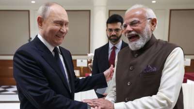 जब दुनिया की कूटनीति असमंजस के मोड़ पर है, ऐसे वक्त में रूसी राष्ट्रपति व्लादिमीर पुतिन का नई दिल्ली आना महज एक राजकीय दौरा नहीं, बल्कि जियोपॉलिटिक्स में बदलती ताकतों का संकेत है। दिल्ली की हवा में गुरुवार शाम को गर्मजोशी तब और बढ़ गई जब PM मोदी खुद पालम एयरपोर्ट पहुंचे और व्लादिमीर पुतिन का स्वागत किया जो 4 साल बाद भारत आए हैं। जब दुनिया की कूटनीति असमंजस के मोड़ पर है, ऐसे वक्त में रूसी राष्ट्रपति व्लादिमीर पुतिन का नई दिल्ली आना महज एक राजकीय दौरा नहीं, बल्कि जियोपॉलिटिक्स में बदलती ताकतों का संकेत है। दिल्ली की हवा में गुरुवार शाम को गर्मजोशी तब और बढ़ गई जब PM मोदी खुद पालम एयरपोर्ट पहुंचे और व्लादिमीर पुतिन का स्वागत किया जो 4 साल बाद भारत आए हैं।
