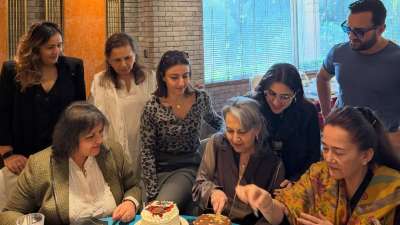 वेटरन एक्ट्रेस और भारतीय सिनेमा की दिग्गज कलाकार शर्मिला टैगोर ने अपना 81वां जन्मदिन 8 दिसंबर को दिल्ली में एक बेहद खास और निजी पारिवारिक समारोह के साथ मनाया। यह सेलिब्रेशन भले ही छोटा था, लेकिन इसमें परिवार की गर्माहट, प्यार और खास पलों की चमक साफ दिखाई दी। उनकी बेटी सोहा अली खान ने इस अवसर की कई सुंदर तस्वीरें और वीडियो सोशल मीडिया पर साझा किए, जिससे फैंस को भी इस दिल छू लेने वाले फैमिली मोमेंट की एक झलक मिल सकी।