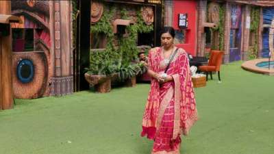 तान्या मित्तल बिग बॉस-19 में खूब सुर्खियां बटोरती रहीं। भले ही तान्या ने बिग बॉस की ट्रॉफी नहीं जीती लेकिन फिर भी लोगों का ध्यान जरूर खींचा है। बिग बॉस-19 के घर में भी अपनी झूठी बातों और बनावटी कहानियों को लेकर मलालत झेलने वाली तान्या लगातार अपनी अमीरी की शेखी बघारती रहीं। लेकिन अब बिग बॉस-19 के घर से निकलते ही तान्या मित्तल पर फरेब के आरोप लगे हैं। तान्या की डिजाइनर जिन्होंने बिग बॉस-19 के पूरे सीजन में उन्हें मंहगे लहंगे और साड़ियां उपलब्ध कराई हैं उसी ने पैसे नहीं देने के आरोप लगाए हैं। तान्या की डिजाइनर रिद्धिमा शर्मा ने अपने इंस्टाग्राम पर एक लंबा चौंड़ा पोस्ट लिखा है। जिसमें उन्होंने तान्या पर क्रेडिट न देने, कुछ महंगे कपड़े वापस न करने और पैसों में फरेब करने के गंभीर आरोप लगाए हैं। (Image Source-Instagram@tanyamittalofficial) 