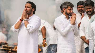 मां की सिसकियों के बीच पार्थ और जय पवार ने हाथ पकड़कर अपने पिता को मुखाग्नि दी। इसके बाद दोनों जनता के सामने हाथ जोड़कर खड़े हो गए। मां की सिसकियों के बीच पार्थ और जय पवार ने हाथ पकड़कर अपने पिता को मुखाग्नि दी। इसके बाद दोनों जनता के सामने हाथ जोड़कर खड़े हो गए।