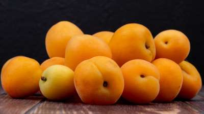 खुबानी (Apricots) न केवल स्वाद में लाजवाब होती हैं, बल्कि सेहत का खजाना भी हैं। चाहे आप इन्हें ताजा खाएं या सूखा, ये शरीर को कई तरह से फायदा पहुंचाती हैं।
खुबानी (Apricots) न केवल स्वाद में लाजवाब होती हैं, बल्कि सेहत का खजाना भी हैं। चाहे आप इन्हें ताजा खाएं या सूखा, ये शरीर को कई तरह से फायदा पहुंचाती हैं।