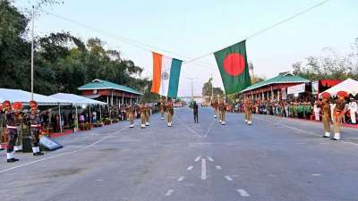 भारत की कुल 15,106.7 किलोमीटर लंबी भूमि सीमा है। लेकिन क्या आप जानते हैं कि भारत के कितने राज्यों से बांग्लादेश की सीमा लगती है। भारत की कुल 15,106.7 किलोमीटर लंबी भूमि सीमा है। लेकिन क्या आप जानते हैं कि भारत के कितने राज्यों से बांग्लादेश की सीमा लगती है।