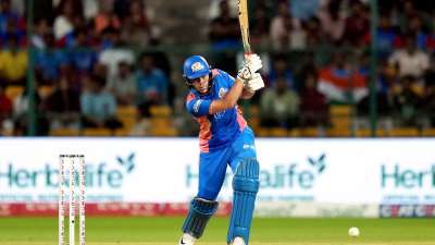 महिला प्रीमियर लीग 2026 की शुरुआत 9 जनवरी से हो रही है। इस टूर्नामेंट के अभी तक तीन सीजन खेले जा चुके हैं और यह इसका चौथा संस्करण होगा। WPL 2026 का पहला मैच मुंबई इंडियंस और रॉयल चैलेंजर्स बेंगलुरु के बीच खेला जाएगा। आज हम बात करेंगे इस टूर्नामेंट में किस बल्लेबाज ने सबसे ज्यादा रन बनाए हैं। WPL के इतिहास में सबसे ज्यादा रन बनाने का रिकॉर्ड मुंबई इंडियंस की नैट सीवर ब्रंट के नाम है। महिला प्रीमियर लीग 2026 की शुरुआत 9 जनवरी से हो रही है। इस टूर्नामेंट के अभी तक तीन सीजन खेले जा चुके हैं और यह इसका चौथा संस्करण होगा। WPL 2026 का पहला मैच मुंबई इंडियंस और रॉयल चैलेंजर्स बेंगलुरु के बीच खेला जाएगा। आज हम बात करेंगे इस टूर्नामेंट में किस बल्लेबाज ने सबसे ज्यादा रन बनाए हैं। WPL के इतिहास में सबसे ज्यादा रन बनाने का रिकॉर्ड मुंबई इंडियंस की नैट सीवर ब्रंट के नाम है।
