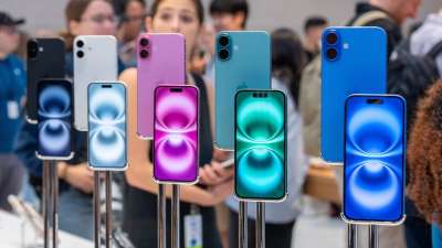 iPhone की भारी डिमांड की वजह से एप्पल ने बंपर कमाई की है। एप्पल ने पिछली तिमाही का डेटा जारी किया है, जिसमें कंपनी ने 143.8 अरब डॉलर का रिकॉर्ड रेवेन्यू जेनरेट किया है। यह कंपनी के पिछले साल कलेक्ट किए गए रेवेन्यू के मुकाबले 15.68 प्रतिशत ज्यादा है। iPhone की भारी डिमांड की वजह से एप्पल ने बंपर कमाई की है। एप्पल ने पिछली तिमाही का डेटा जारी किया है, जिसमें कंपनी ने 143.8 अरब डॉलर का रिकॉर्ड रेवेन्यू जेनरेट किया है। यह कंपनी के पिछले साल कलेक्ट किए गए रेवेन्यू के मुकाबले 15.68 प्रतिशत ज्यादा है।