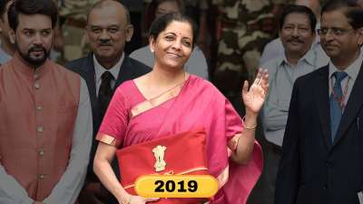 2019 बजट: अपने पहले बजट में निर्मला सीतारमण ने गुलाबी रंग की साड़ी पहनी थी। गुलाबी रंग को संतुलन, गंभीरता और स्थिरता का प्रतीक माना जाता है। यह नए कार्यभार और संयम का संदेश देता नजर आया। 2019 बजट: अपने पहले बजट में निर्मला सीतारमण ने गुलाबी रंग की साड़ी पहनी थी। गुलाबी रंग को संतुलन, गंभीरता और स्थिरता का प्रतीक माना जाता है। यह नए कार्यभार और संयम का संदेश देता नजर आया।