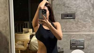 हर साल हिंदी सिनेमा में कई नए चेहरे आते हैं, जिनमें से कुछ फिल्मी बैकग्राउंड से होते हैं तो कुछ कुछ आउटसाइडर्स। इनमें से कुछ तो अपनी छाप छोड़ते हैं वहीं कुछ गुमनामी में खो जाते हैं। कुछ ऐसे भी होते हैं जो अपने करियर से ज्यादा निजी कारणों से चर्चा में रहे। आज हम आपको एक ऐसी ही एक्ट्रेस के बारे में बताते हैं, जो फिल्मी बैकग्राउंड से आती हैं और राजघराने से ताल्लुक रखती हैं। लेकिन, उनका करियर हमेशा उतार-चढ़ाव से भरा रहा। हर साल हिंदी सिनेमा में कई नए चेहरे आते हैं, जिनमें से कुछ फिल्मी बैकग्राउंड से होते हैं तो कुछ कुछ आउटसाइडर्स। इनमें से कुछ तो अपनी छाप छोड़ते हैं वहीं कुछ गुमनामी में खो जाते हैं। कुछ ऐसे भी होते हैं जो अपने करियर से ज्यादा निजी कारणों से चर्चा में रहे। आज हम आपको एक ऐसी ही एक्ट्रेस के बारे में बताते हैं, जो फिल्मी बैकग्राउंड से आती हैं और राजघराने से ताल्लुक रखती हैं। लेकिन, उनका करियर हमेशा उतार-चढ़ाव से भरा रहा।
