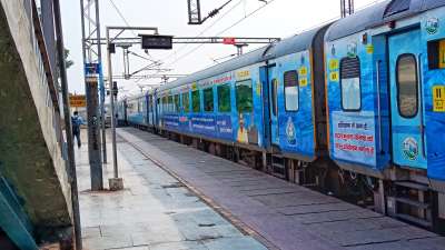 शताब्दी एक्सप्रेस ट्रेन भारतीय रेल की प्रीमियम ट्रेनों में से एक है। यह कम समय में दो शहरों के बीच सफर करने के लिए लिहाज से काफी आरामदायक और सुविधाजनक है। ये दिन में चलने वाली ट्रेनें हैं और ज्यादातर उसी दिन अपने शुरुआती स्टेशन पर लौट आती हैं। शताब्दी एक्सप्रेस ट्रेन भारतीय रेल की प्रीमियम ट्रेनों में से एक है। यह कम समय में दो शहरों के बीच सफर करने के लिए लिहाज से काफी आरामदायक और सुविधाजनक है। ये दिन में चलने वाली ट्रेनें हैं और ज्यादातर उसी दिन अपने शुरुआती स्टेशन पर लौट आती हैं।