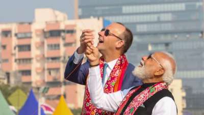 गुजरात के अहमदाबाद के साबरमती रिवरफ्रंट पर सोमवार को एक अद्भुत नजारा दिखा, जहां गुजरात की समृद्ध विरासत और वैश्विक दोस्ती के धागे एक साथ आसमान छूते नजर आए। प्रधानमंत्री नरेंद्र मोदी ने जर्मन चांसलर फ्रेडरिक मर्ज के साथ मिलकर 'अंतरराष्ट्रीय पतंग महोत्सव-2026' का भव्य आगाज किया। गुजरात के अहमदाबाद के साबरमती रिवरफ्रंट पर सोमवार को एक अद्भुत नजारा दिखा, जहां गुजरात की समृद्ध विरासत और वैश्विक दोस्ती के धागे एक साथ आसमान छूते नजर आए। प्रधानमंत्री नरेंद्र मोदी ने जर्मन चांसलर फ्रेडरिक मर्ज के साथ मिलकर 'अंतरराष्ट्रीय पतंग महोत्सव-2026' का भव्य आगाज किया।