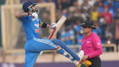 आईसीसी ने वनडे की नई रैंकिंग जारी की है। इस वक्त भारत के विराट कोहली नंबर एक बल्लेबाज हैं, लेकिन दूसरे नंबर का बल्लेबाज उनसे बहुत ज्यादा पीछे नहीं है। खास बात ये है कि टॉप 5 में भारत के कुल तीन बल्लेबाज शामिल हैं। आईसीसी ने वनडे की नई रैंकिंग जारी की है। इस वक्त भारत के विराट कोहली नंबर एक बल्लेबाज हैं, लेकिन दूसरे नंबर का बल्लेबाज उनसे बहुत ज्यादा पीछे नहीं है। खास बात ये है कि टॉप 5 में भारत के कुल तीन बल्लेबाज शामिल हैं।