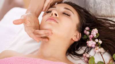 नारियल तेल में मौजूद फैटी एसिड त्वचा की नमी को लॉक करते हैं, जिससे चेहरा सॉफ्ट और ग्लोइंग दिखता है। नारियल तेल में मौजूद फैटी एसिड त्वचा की नमी को लॉक करते हैं, जिससे चेहरा सॉफ्ट और ग्लोइंग दिखता है।