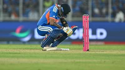 टी20 वर्ल्ड कप 2026 में ग्रुप स्टेज के मुकाबले खत्म होने के बाद अब सुपर-8 के मैचों की शुरुआत हो चुकी है। वहीं टीम इंडिया इस टूर्नामेंट में एक शर्मनाक लिस्ट में पहले नंबर पर पहुंच गई है, जिसमें उन्होंने इटली की टीम को पीछे छोड़ा है। इस वर्ल्ड कप में अभी तक भारतीय टीम के कुछ ही बल्लेबाजों का बेहतर प्रदर्शन देखने को मिला है, लेकिन इसके अलावा बाकी सभी ने निराश किया है, जिसमें कुछ तो अपना खाता भी खोलने के लिए तरस गए। ऐसे में हम आपको उन टीमों की लिस्ट के बारे में बताने जा रहे हैं, जिनके खिलाड़ी सबसे ज्यादा बार डक पर आउट हुए हैं। टी20 वर्ल्ड कप 2026 में ग्रुप स्टेज के मुकाबले खत्म होने के बाद अब सुपर-8 के मैचों की शुरुआत हो चुकी है। वहीं टीम इंडिया इस टूर्नामेंट में एक शर्मनाक लिस्ट में पहले नंबर पर पहुंच गई है, जिसमें उन्होंने इटली की टीम को पीछे छोड़ा है। इस वर्ल्ड कप में अभी तक भारतीय टीम के कुछ ही बल्लेबाजों का बेहतर प्रदर्शन देखने को मिला है, लेकिन इसके अलावा बाकी सभी ने निराश किया है, जिसमें कुछ तो अपना खाता भी खोलने के लिए तरस गए। ऐसे में हम आपको उन टीमों की लिस्ट के बारे में बताने जा रहे हैं, जिनके खिलाड़ी सबसे ज्यादा बार डक पर आउट हुए हैं।