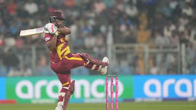 T20 वर्ल्ड कप में 250 की स्ट्राइक रेट से बल्लेबाजी करते हुए सबसे बड़ा स्कोर बनाने का रिकॉर्ड शिमरन हेटमायर के नाम है। उन्होंने 2026 टी20 वर्ल्ड कप में जिम्बाब्वे के खिलाफ बल्लेबाजी करते हुए 34 गेंदों में 85 रन बनाए। इस दौरान उन्होंने 7 चौके और 7 छक्के लगाए। इस मैच में वेस्टइंडीज ने जिम्बाब्वे को 107 रनों के बड़े अंतर से हरा दिया था। T20 वर्ल्ड कप में 250 की स्ट्राइक रेट से बल्लेबाजी करते हुए सबसे बड़ा स्कोर बनाने का रिकॉर्ड शिमरन हेटमायर के नाम है। उन्होंने 2026 टी20 वर्ल्ड कप में जिम्बाब्वे के खिलाफ बल्लेबाजी करते हुए 34 गेंदों में 85 रन बनाए। इस दौरान उन्होंने 7 चौके और 7 छक्के लगाए। इस मैच में वेस्टइंडीज ने जिम्बाब्वे को 107 रनों के बड़े अंतर से हरा दिया था।