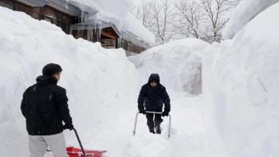 जापान में पिछले 2 हफ्तों से भारी बर्फबारी ने कहर बरपाया है, जिससे सड़कें बंद हो गई हैं और पूरे देश में दर्जनों मौतें हुई हैं। बुधवार तक 15 प्रांत प्रभावित हुए हैं, जहां सबसे ज्यादा प्रभावित इलाकों में बर्फ की परत 2 मीटर (लगभग 6.5 फीट) तक पहुंच गई है। जापान में पिछले 2 हफ्तों से भारी बर्फबारी ने कहर बरपाया है, जिससे सड़कें बंद हो गई हैं और पूरे देश में दर्जनों मौतें हुई हैं। बुधवार तक 15 प्रांत प्रभावित हुए हैं, जहां सबसे ज्यादा प्रभावित इलाकों में बर्फ की परत 2 मीटर (लगभग 6.5 फीट) तक पहुंच गई है।