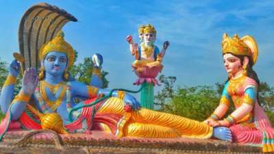 प्रत्येक माह में दो बार एकादशी का व्रत रखा जाता है एक शुक्ल और दूसरा कृष्ण पक्ष में। दोनों ही एकादशी का विशेष महत्व होता है। हर महीने में आने वाली एकादशी का नाम अलग-अलग होता है। इस दिन व्रत करने के साथ ही भगवान विष्णु और माता लक्ष्मी की विधिपूर्वक पूजा अर्चना की जाती है। धार्मिक मान्यता है कि एकादशी का व्रत करने से श्री हरि नारायण की अपार कृपा प्राप्त होती है। तो आज हम आपको बताएंगे कि एकादशी व्रत में क्या खाना पीना चाहिए और क्या नहीं।
प्रत्येक माह में दो बार एकादशी का व्रत रखा जाता है एक शुक्ल और दूसरा कृष्ण पक्ष में। दोनों ही एकादशी का विशेष महत्व होता है। हर महीने में आने वाली एकादशी का नाम अलग-अलग होता है। इस दिन व्रत करने के साथ ही भगवान विष्णु और माता लक्ष्मी की विधिपूर्वक पूजा अर्चना की जाती है। धार्मिक मान्यता है कि एकादशी का व्रत करने से श्री हरि नारायण की अपार कृपा प्राप्त होती है। तो आज हम आपको बताएंगे कि एकादशी व्रत में क्या खाना पीना चाहिए और क्या नहीं।