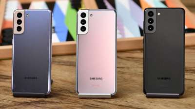 Samsung ने अपनी एक और प्रीमियम स्मार्टफोन सीरीज के लिए सॉफ्टवेयर का सपोर्ट बंद कर दिया है। अब Galaxy S21 सीरीज के लिए कोई भी क्वार्टली अपडेट जारी नहीं किया जाएगा। इस स्मार्टफोन सीरीज को कंपनी ने 2021 में लॉन्च किया था। सैमसंग की यह सीरीज Android 11 के साथ लॉन्च हुई थी। Samsung ने अपनी एक और प्रीमियम स्मार्टफोन सीरीज के लिए सॉफ्टवेयर का सपोर्ट बंद कर दिया है। अब Galaxy S21 सीरीज के लिए कोई भी क्वार्टली अपडेट जारी नहीं किया जाएगा। इस स्मार्टफोन सीरीज को कंपनी ने 2021 में लॉन्च किया था। सैमसंग की यह सीरीज Android 11 के साथ लॉन्च हुई थी।