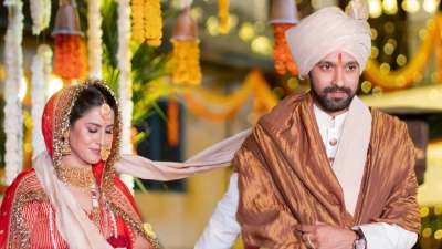 फरवरी की गुनगुनी धूप और यादों के झरोखों के बीच, बॉलीवुड के सबसे संजीदा अभिनेता विक्रांत मैसी ने 18 फरवरी को अपनी शादी की सालगिरह के मौके पर दुनिया के सामने प्यार की एक ऐसी किताब खोली, जिसका हर पन्ना जज्बात से लबरेज है। सोशल मीडिया पर अपनी जीवनसंगिनी शीतल ठाकुर के लिए साझा किया गया उनका ट्रिब्यूट महज एक पोस्ट नहीं, बल्कि उस सफर का जश्न था जिसने एक कलाकार को इंसान और एक राही को हमसफर बनाया। विक्रांत ने अपनी पोस्ट के साथ जो कैप्शन लिखा, 'हैप्पी एनिवर्सरी माय A1 फ्रॉम डे 1'। फरवरी की गुनगुनी धूप और यादों के झरोखों के बीच, बॉलीवुड के सबसे संजीदा अभिनेता विक्रांत मैसी ने 18 फरवरी को अपनी शादी की सालगिरह के मौके पर दुनिया के सामने प्यार की एक ऐसी किताब खोली, जिसका हर पन्ना जज्बात से लबरेज है। सोशल मीडिया पर अपनी जीवनसंगिनी शीतल ठाकुर के लिए साझा किया गया उनका ट्रिब्यूट महज एक पोस्ट नहीं, बल्कि उस सफर का जश्न था जिसने एक कलाकार को इंसान और एक राही को हमसफर बनाया। विक्रांत ने अपनी पोस्ट के साथ जो कैप्शन लिखा, 'हैप्पी एनिवर्सरी माय A1 फ्रॉम डे 1'।