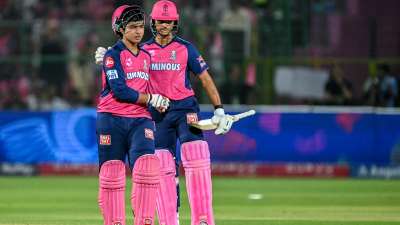 इंडियन प्रीमियर लीग के 19वें सीजन में कई भारतीय खिलाड़ियों पर नजरें रहने वाली हैं, जिसमें राजस्थान रॉयल्स की ओपनिंग जोड़ी भी शामिल है। इस सीजन राजस्थान के लिए ओपनिंग में यशस्वी जायसवाल और वैभव सूर्यवंशी को लगभग सभी मैचों में पारी की शुरुआत करते हुए देखा जा सकता है। ऐसे में टीम कितना लंबा सफर तय कर पाती है ये इन दोनों ही प्लेयर्स के फॉर्म पर काफी कुछ निर्भर करने वाला है। ऐसे में हम आपको वैभव सूर्यवंशी और यशस्वी जायसवाल का टी20 क्रिकेट में कैसा प्रदर्शन रहा है उसके रिकॉर्ड की तुलना करते हुए उनके आंकड़ों के बारे में बताने जा रहे हैं। इंडियन प्रीमियर लीग के 19वें सीजन में कई भारतीय खिलाड़ियों पर नजरें रहने वाली हैं, जिसमें राजस्थान रॉयल्स की ओपनिंग जोड़ी भी शामिल है। इस सीजन राजस्थान के लिए ओपनिंग में यशस्वी जायसवाल और वैभव सूर्यवंशी को लगभग सभी मैचों में पारी की शुरुआत करते हुए देखा जा सकता है। ऐसे में टीम कितना लंबा सफर तय कर पाती है ये इन दोनों ही प्लेयर्स के फॉर्म पर काफी कुछ निर्भर करने वाला है। ऐसे में हम आपको वैभव सूर्यवंशी और यशस्वी जायसवाल का टी20 क्रिकेट में कैसा प्रदर्शन रहा है उसके रिकॉर्ड की तुलना करते हुए उनके आंकड़ों के बारे में बताने जा रहे हैं।