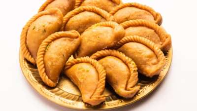 गुजिया होली के त्योहार की जान होती है। इसे बनाने के लिए मुख्य रूप से दो हिस्सों पर ध्यान दिया जाता है, बाहरी परत और अंदर की स्टफिंग।
गुजिया होली के त्योहार की जान होती है। इसे बनाने के लिए मुख्य रूप से दो हिस्सों पर ध्यान दिया जाता है, बाहरी परत और अंदर की स्टफिंग।