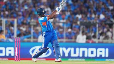 टीम इंडिया ने 8 मार्च को सूर्यकुमार यादव की कप्तानी में टी20 वर्ल्ड कप 2026 का फाइनल मुकाबला न्यूजीलैंड के खिलाफ अहमदाबाद के स्टेडियम में खेलते हुए 96 रनों के बड़े अंतर से उसे अपने नाम किया। इस बार भारतीय टीम को कप जिताने में दो विकेटकीपर बल्लेबाजों ने अहम भूमिका निभाई जिसमें एक नाम संजू सैमसन का तो दूसरा नाम ईशान किशन का शामिल है। दोनों ही टूर्नामेंट में 300 से ज्यादा रन बनाने में कामयाब रहे। ऐसे में हम आपको टी20 इंटरनेशनल में टॉप-5 भारतीय विकेटकीपर बल्लेबाजों के बारे में बताने जा रहे हैं, जिन्होंने सबसे ज्यादा छक्के लगाए हैं। टीम इंडिया ने 8 मार्च को सूर्यकुमार यादव की कप्तानी में टी20 वर्ल्ड कप 2026 का फाइनल मुकाबला न्यूजीलैंड के खिलाफ अहमदाबाद के स्टेडियम में खेलते हुए 96 रनों के बड़े अंतर से उसे अपने नाम किया। इस बार भारतीय टीम को कप जिताने में दो विकेटकीपर बल्लेबाजों ने अहम भूमिका निभाई जिसमें एक नाम संजू सैमसन का तो दूसरा नाम ईशान किशन का शामिल है। दोनों ही टूर्नामेंट में 300 से ज्यादा रन बनाने में कामयाब रहे। ऐसे में हम आपको टी20 इंटरनेशनल में टॉप-5 भारतीय विकेटकीपर बल्लेबाजों के बारे में बताने जा रहे हैं, जिन्होंने सबसे ज्यादा छक्के लगाए हैं।