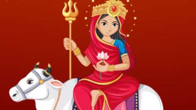 नवरात्रि के पहले दिन माता दुर्गा के पहले स्वरूप मां शैलपुत्री की पूजा होती है। माता के मस्तक पर चंद्रमा विराजमान है जो उनकी दिव्य शक्ति का घोतक भी है। ऐसे में चंद्रमा के स्वामित्व वाली राशिचक्र की चौथी राशि कर्क और मूलांक 2 के जातक अगर नवरात्रि के कुछ उपाय करते हैं तो उन्हें शुभ फलों की प्राप्ति होती है। आज इन्हीं उपायों के बारे में हम आपको बताने जा रहे हैं। नवरात्रि के पहले दिन माता दुर्गा के पहले स्वरूप मां शैलपुत्री की पूजा होती है। माता के मस्तक पर चंद्रमा विराजमान है जो उनकी दिव्य शक्ति का घोतक भी है। ऐसे में चंद्रमा के स्वामित्व वाली राशिचक्र की चौथी राशि कर्क और मूलांक 2 के जातक अगर नवरात्रि के कुछ उपाय करते हैं तो उन्हें शुभ फलों की प्राप्ति होती है। आज इन्हीं उपायों के बारे में हम आपको बताने जा रहे हैं।