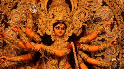 चैत्र नवरात्रि का पावन पर्व 19 मार्च से शुरू हो रहा है। नवरात्रि के नौ दिन माता की पूजा करने के लिए तो शुभ होते ही हैं साथ ही कुछ धार्मिक उपाय करने से भी इस दौरान आपको लाभ हो सकता है। नवरात्रि के नौ दिनों में अगर आप घर में कुछ चीजों पर कलावा बांधते हैं तो सुख-समृद्धि आपको मिल सकती है। आइए विस्तार से जानते हैं इन 4 चीजों के बारे में।
चैत्र नवरात्रि का पावन पर्व 19 मार्च से शुरू हो रहा है। नवरात्रि के नौ दिन माता की पूजा करने के लिए तो शुभ होते ही हैं साथ ही कुछ धार्मिक उपाय करने से भी इस दौरान आपको लाभ हो सकता है। नवरात्रि के नौ दिनों में अगर आप घर में कुछ चीजों पर कलावा बांधते हैं तो सुख-समृद्धि आपको मिल सकती है। आइए विस्तार से जानते हैं इन 4 चीजों के बारे में।