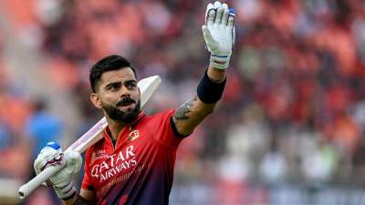 विराट कोहली T20 इंटरनेशनल क्रिकेट से संन्यास ले चुके हैं लेकिन IPL में ही खेलते हैं। खास बात यह है कि वह IPL के इतिहास में इकलौते ऐसे खिलाड़ी हैं, जिन्होंने अब तक हर सीजन एक ही फ्रेंचाइजी का प्रतिनिधित्व किया है। IPL 2026 से पहले अब एक बार फिर निगाहें विराट कोहली पर टिकी हैं। हर बार की तरह इस सीजन भी किंग कोहली के निशाने पर कई बड़े रिकॉर्ड होंगे। अगर कोहली का बल्ला चला, तो रिकॉर्ड्स की झड़ी लगना तय है। आइए जानते हैं, वो रिकॉर्ड जो विराट कोहली इस सीजन बना सकते हैं। विराट कोहली T20 इंटरनेशनल क्रिकेट से संन्यास ले चुके हैं लेकिन IPL में ही खेलते हैं। खास बात यह है कि वह IPL के इतिहास में इकलौते ऐसे खिलाड़ी हैं, जिन्होंने अब तक हर सीजन एक ही फ्रेंचाइजी का प्रतिनिधित्व किया है। IPL 2026 से पहले अब एक बार फिर निगाहें विराट कोहली पर टिकी हैं। हर बार की तरह इस सीजन भी किंग कोहली के निशाने पर कई बड़े रिकॉर्ड होंगे। अगर कोहली का बल्ला चला, तो रिकॉर्ड्स की झड़ी लगना तय है। आइए जानते हैं, वो रिकॉर्ड जो विराट कोहली इस सीजन बना सकते हैं।