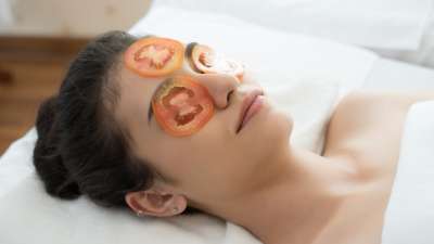 क्या आपने कभी टमाटर फेस पैक बनाया है? अगर नहीं, तो आपको टोमैटो फेस पैक बनाने के बेहद आसान तरीके के बारे में जानकारी हासिल कर लेनी चाहिए। पोषक तत्वों से भरपूर टमाटर फेस पैक आपकी त्वचा के लिए काफी ज्यादा फायदेमंद साबित हो सकता है। क्या आपने कभी टमाटर फेस पैक बनाया है? अगर नहीं, तो आपको टोमैटो फेस पैक बनाने के बेहद आसान तरीके के बारे में जानकारी हासिल कर लेनी चाहिए। पोषक तत्वों से भरपूर टमाटर फेस पैक आपकी त्वचा के लिए काफी ज्यादा फायदेमंद साबित हो सकता है।