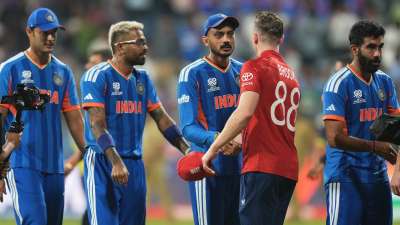 टी20 वर्ल्ड कप 2026 में टीम इंडिया का प्रदर्शन काफी अच्छा रहा है। भारतीय टीम ने सेमीफाइनल में इंग्लैंड को 7 रनों से हराकर फाइनल में अपनी जगह पक्की की। इसके साथ ही टीम इंडिया लगातार दूसरी बार टी20 वर्ल्ड कप के फाइनल में जगह बनाने में कामयाब रही है। भारतीय टीम टी20 वर्ल्ड कप में लगातार दो फाइनल खेलने वाली तीसरी टीम बनी है। इस लिस्ट में बाकी दो टीमें कौन सी हैं आइए हम आपको बताते हैं। टी20 वर्ल्ड कप 2026 में टीम इंडिया का प्रदर्शन काफी अच्छा रहा है। भारतीय टीम ने सेमीफाइनल में इंग्लैंड को 7 रनों से हराकर फाइनल में अपनी जगह पक्की की। इसके साथ ही टीम इंडिया लगातार दूसरी बार टी20 वर्ल्ड कप के फाइनल में जगह बनाने में कामयाब रही है। भारतीय टीम टी20 वर्ल्ड कप में लगातार दो फाइनल खेलने वाली तीसरी टीम बनी है। इस लिस्ट में बाकी दो टीमें कौन सी हैं आइए हम आपको बताते हैं।