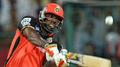 IPL में सबसे तेज शतक लगाने का रिकॉर्ड पूर्व धाकड़ बल्लेबाज क्रिस गेल का नाम है। गेल ने आईपीएल 2013 में रॉयल चैलेंजर्स बेंगलुरु के लिए खेलते हुए सिर्फ 30 बॉल में शतक लगाया था। ये कारनामा उन्होंने पुणे वॉरियर्स इंडिया के खिलाफ मैच के दौरान किया था। इस मुकाबले में क्रिस गेल ने ऐतिहासिक 175 रन की पारी खेली थी, जिसमें उन्होंने 17 छक्के और 13 चौके लगाए थे। IPL में सबसे तेज शतक लगाने का रिकॉर्ड पूर्व धाकड़ बल्लेबाज क्रिस गेल का नाम है। गेल ने आईपीएल 2013 में रॉयल चैलेंजर्स बेंगलुरु के लिए खेलते हुए सिर्फ 30 बॉल में शतक लगाया था। ये कारनामा उन्होंने पुणे वॉरियर्स इंडिया के खिलाफ मैच के दौरान किया था। इस मुकाबले में क्रिस गेल ने ऐतिहासिक 175 रन की पारी खेली थी, जिसमें उन्होंने 17 छक्के और 13 चौके लगाए थे।