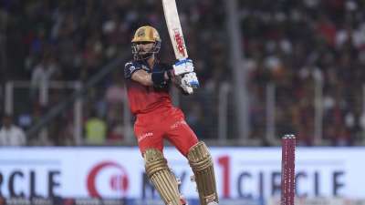 IPL में सबसे ज्यादा फिफ्टी प्लस स्कोर बनाने का रिकॉर्ड दिग्गज बल्लेबाज विराट कोहली के नाम है। कोहली ने अपने करियर में 63 अर्धशतक और 8 शतक जड़े हैं और उन्होंने 71 बार फिफ्टी प्लस रनों की पारी खेली है। कोहली एकमात्र ऐसे खिलाड़ी हैं जो पहले सीजन (2008) से लेकर अब तक एक ही फ्रेंचाइजी के लिए खेल रहे हैं। वह इस टूर्नामेंट में अभी तक 267 मैचों में 39.54 के औसत से 8661 रन बना चुके हैं। वह इस लीग में सबसे ज्यादा रन बनाने वाले बल्लेबाज हैं। IPL में सबसे ज्यादा फिफ्टी प्लस स्कोर बनाने का रिकॉर्ड दिग्गज बल्लेबाज विराट कोहली के नाम है। कोहली ने अपने करियर में 63 अर्धशतक और 8 शतक जड़े हैं और उन्होंने 71 बार फिफ्टी प्लस रनों की पारी खेली है। कोहली एकमात्र ऐसे खिलाड़ी हैं जो पहले सीजन (2008) से लेकर अब तक एक ही फ्रेंचाइजी के लिए खेल रहे हैं। वह इस टूर्नामेंट में अभी तक 267 मैचों में 39.54 के औसत से 8661 रन बना चुके हैं। वह इस लीग में सबसे ज्यादा रन बनाने वाले बल्लेबाज हैं।