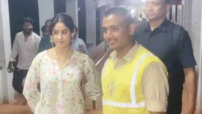बॉलीवुड एक्ट्रेस जाह्नवी कपूर ने आंध्र प्रदेश के तिरुमाला वेंकटेश्वर मंदिर में पूजा-अर्चना करके अपने 29वें जन्मदिन का जश्न धार्मिक रीति-रिवाजों के साथ शुरू किया। उन्होंने अलीपिरी से अपनी तीर्थयात्रा शुरू की और आज सुबह तिरुमाला पहुंचीं, जहां उन्होंने तिरुमाला वेंकटेश्वर मंदिर में भगवान वेंकटेश्वर के दर्शन किए। वह नंगे पैर मंदिर पहुंचीं। मंदिर की करीब 3550 से ज्यादा सीढ़ियां चढ़ीं और यहां पहुंचकर भगवान का आर्शीवाद लिया। इसका एक वीडियो भी सामने आया है। जिसमें उन्होंने साथी श्रद्धालुओं से मुलाकात की और उनके अनुरोध पर उनके साथ तस्वीरें खिंचवाईं। (Image Source-Instagram@janhvikapoor)
बॉलीवुड एक्ट्रेस जाह्नवी कपूर ने आंध्र प्रदेश के तिरुमाला वेंकटेश्वर मंदिर में पूजा-अर्चना करके अपने 29वें जन्मदिन का जश्न धार्मिक रीति-रिवाजों के साथ शुरू किया। उन्होंने अलीपिरी से अपनी तीर्थयात्रा शुरू की और आज सुबह तिरुमाला पहुंचीं, जहां उन्होंने तिरुमाला वेंकटेश्वर मंदिर में भगवान वेंकटेश्वर के दर्शन किए। वह नंगे पैर मंदिर पहुंचीं। मंदिर की करीब 3550 से ज्यादा सीढ़ियां चढ़ीं और यहां पहुंचकर भगवान का आर्शीवाद लिया। इसका एक वीडियो भी सामने आया है। जिसमें उन्होंने साथी श्रद्धालुओं से मुलाकात की और उनके अनुरोध पर उनके साथ तस्वीरें खिंचवाईं। (Image Source-Instagram@janhvikapoor)