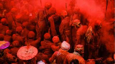 वृंदावन की होली दुनिया-भर में प्रसिद्ध है। यहां की फूलों वाली होली, लट्ठमार होली और मंदिरों की रंगोत्सव परंपरा लाखों लोगों को आकर्षित करती है। लेकिन यहां की भीड़, उत्साह और लंबे समय तक चलने वाले कार्यक्रम हर किसी के लिए अनुकूल नहीं होते। चलिए, जानते हैं किन लोगों को यहां होली खेलने नहीं जाना चाहिए?
वृंदावन की होली दुनिया-भर में प्रसिद्ध है। यहां की फूलों वाली होली, लट्ठमार होली और मंदिरों की रंगोत्सव परंपरा लाखों लोगों को आकर्षित करती है। लेकिन यहां की भीड़, उत्साह और लंबे समय तक चलने वाले कार्यक्रम हर किसी के लिए अनुकूल नहीं होते। चलिए, जानते हैं किन लोगों को यहां होली खेलने नहीं जाना चाहिए?
