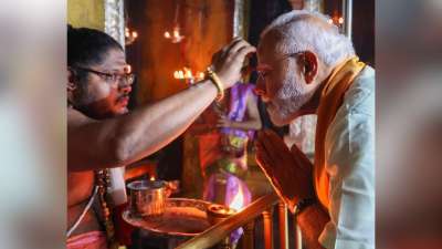 प्रधानमंत्री नरेन्द्र मोदी रविवार को कड़ी सुरक्षा व्यवस्था के बीच मदुरै के पास तिरुप्परनकुंद्रम स्थित अरुलमिगु सुब्रह्मण्य स्वामी मंदिर पहुंचे। प्रधानमंत्री नरेन्द्र मोदी रविवार को कड़ी सुरक्षा व्यवस्था के बीच मदुरै के पास तिरुप्परनकुंद्रम स्थित अरुलमिगु सुब्रह्मण्य स्वामी मंदिर पहुंचे।
