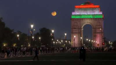 राजधानी दिल्ली में चंद्रग्रहण देखने को मिला। यहां इंडिया गेट पर लोगों ने चांद का दीदार किया। इंडिया गेट के साथ चंद्रग्रहण के दौरान चांद की तस्वीर सामने आई है। राजधानी दिल्ली में चंद्रग्रहण देखने को मिला। यहां इंडिया गेट पर लोगों ने चांद का दीदार किया। इंडिया गेट के साथ चंद्रग्रहण के दौरान चांद की तस्वीर सामने आई है।