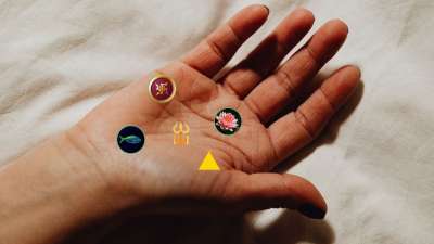 Palmistry: क्या आपने कभी नोटिस किया कि हाथ में मौजूद छोटी-छोटी रेखाओं से कई तरह के चिन्ह बन जाते हैं। जो कभी कमल की आकृति के नजर आते हैं तो कभी हमें मछली जैसे दिखते हैं। हस्तरेखा शास्त्र की मानें तो हाथ में बनने वाले हर चिन्ह का कुछ न कुछ अर्थ जरूर होता है। यहां हम आपको बताएंगे उन 5 शुभ चिन्हों के बारे में जिनका हाथ में होना अत्यंत शुभ माना जाता है। कहते हैं ये चिन्ह राजयोग का संकेत देते हैं। Palmistry: क्या आपने कभी नोटिस किया कि हाथ में मौजूद छोटी-छोटी रेखाओं से कई तरह के चिन्ह बन जाते हैं। जो कभी कमल की आकृति के नजर आते हैं तो कभी हमें मछली जैसे दिखते हैं। हस्तरेखा शास्त्र की मानें तो हाथ में बनने वाले हर चिन्ह का कुछ न कुछ अर्थ जरूर होता है। यहां हम आपको बताएंगे उन 5 शुभ चिन्हों के बारे में जिनका हाथ में होना अत्यंत शुभ माना जाता है। कहते हैं ये चिन्ह राजयोग का संकेत देते हैं।