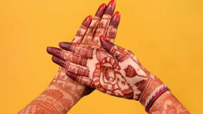 जब मेहंदी सूख जाए तो नींबू का रस लें और उसमें थोड़ी चीनी मिलाकर लगाएं। इससे मेहंदी का रंग गहरा होता है।
जब मेहंदी सूख जाए तो नींबू का रस लें और उसमें थोड़ी चीनी मिलाकर लगाएं। इससे मेहंदी का रंग गहरा होता है।
